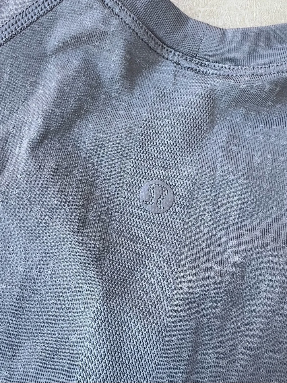 lululemon athletica Light Grey Short-Sleeve Tee Women’s Size Small (aka 6)